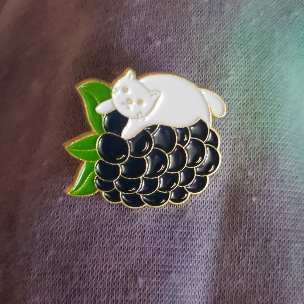 white cat with grape pin - Picture 4 of 4